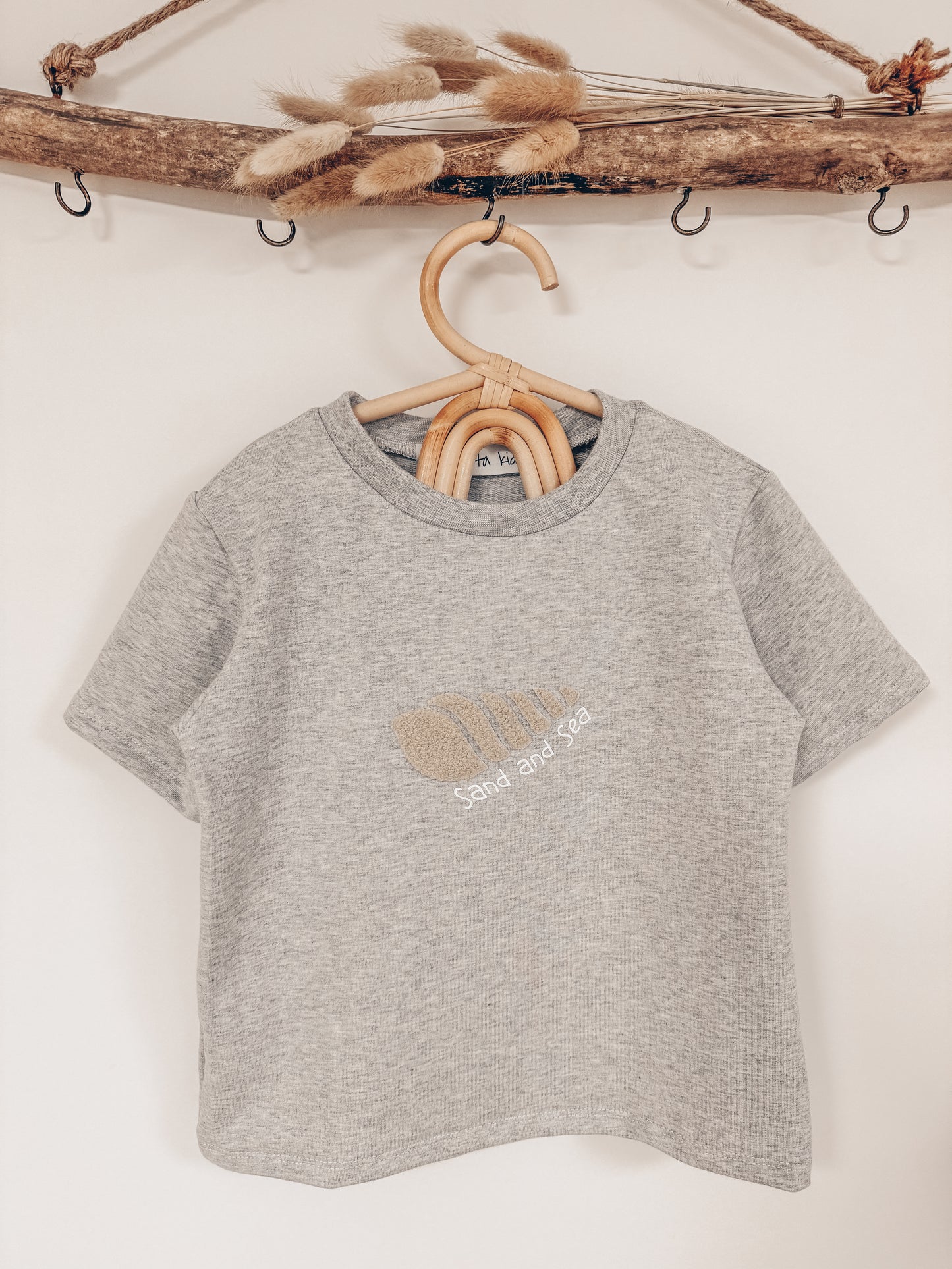 T-Shirt shell sand and sea